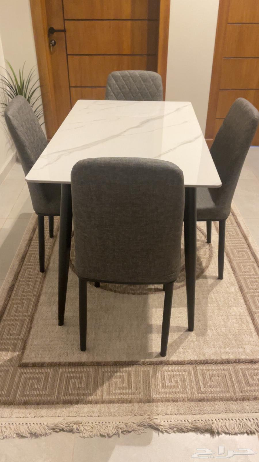 Dining table with 4 chairs63655424029955112