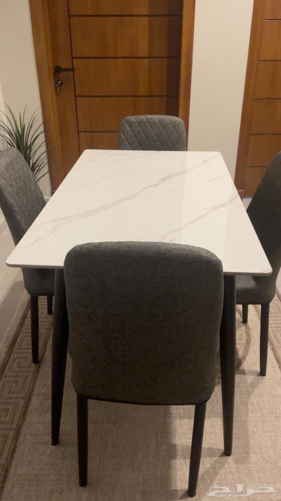 Dining table with 4 chairs63655424029955110
