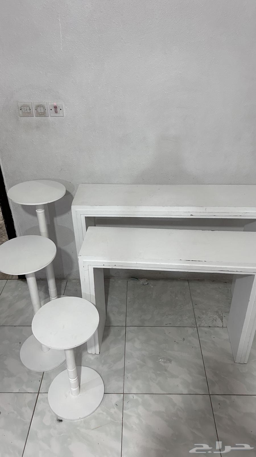 Reception table with circular stands and glass serving table63671748769410112