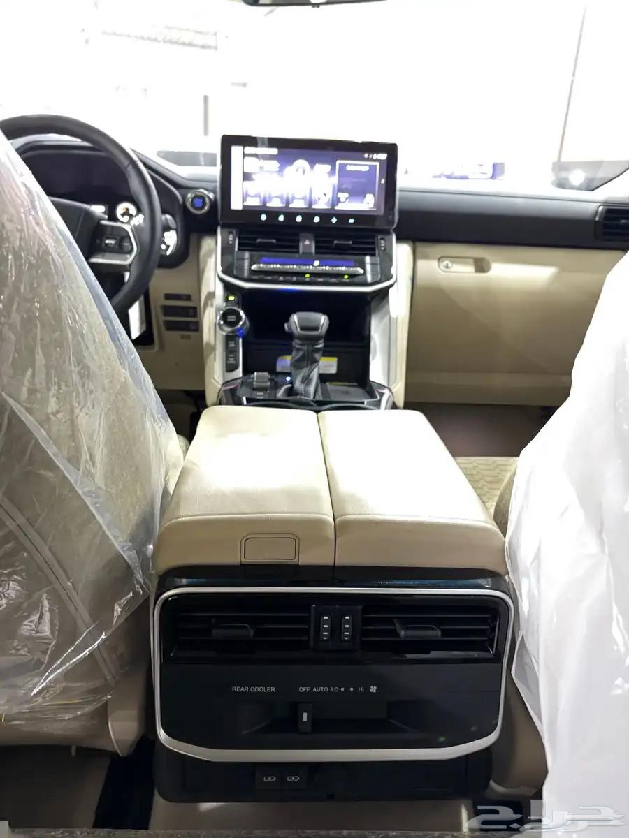 تويوتا لاندكروزر 2024 بنزين GXR3 السعر. (285000)63676628154883112