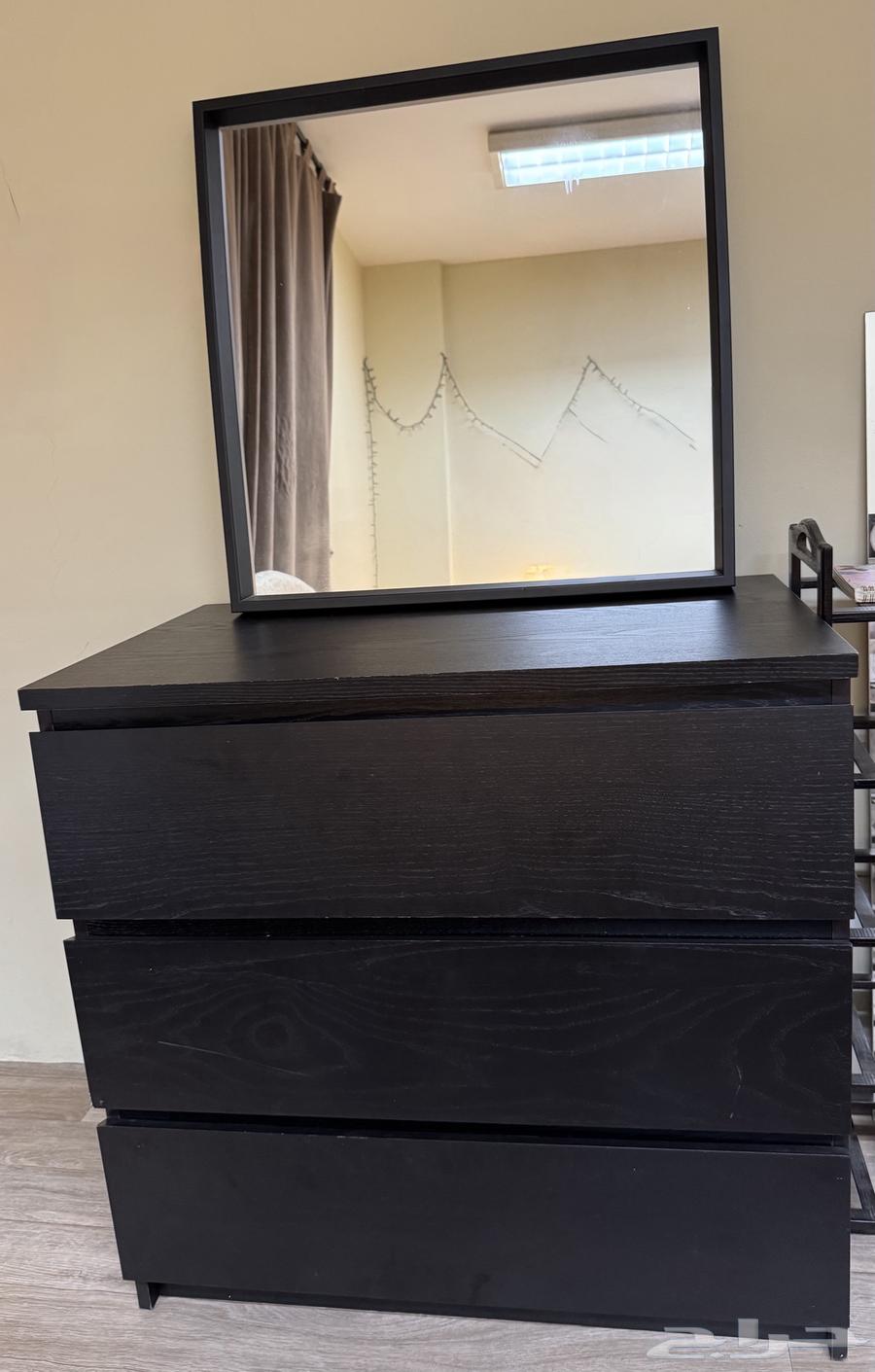 chest of 3 drawers and mirror63657593245187110