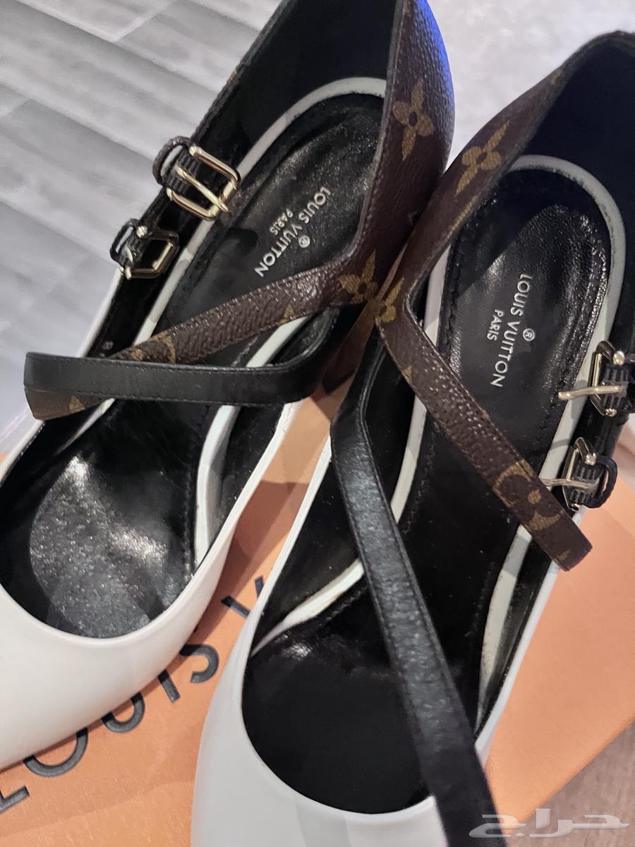 جزمه LV مقاس تسعه وثلاثين اصليه معها مع البطاقه فنتج63656372714754112