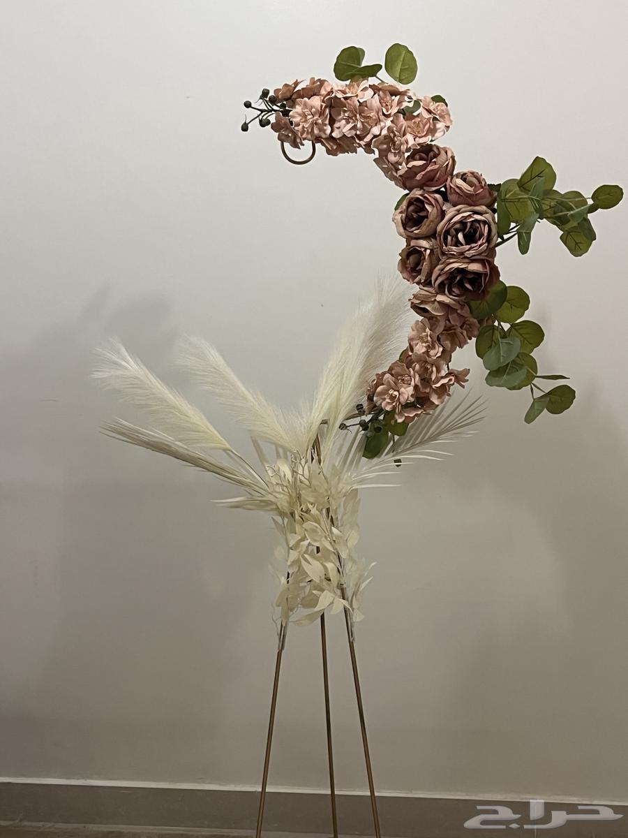 Flower-decorated stand63657243666946112