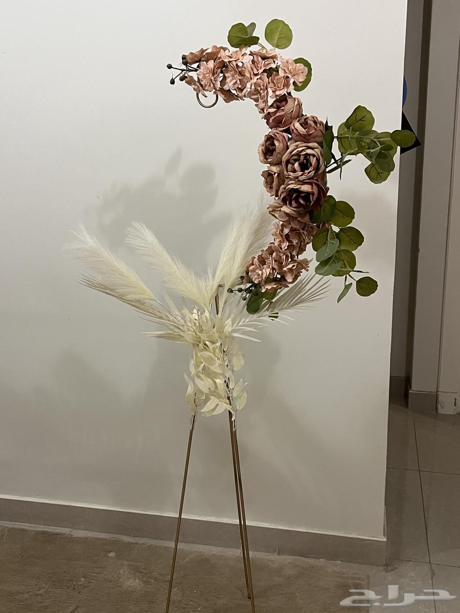 Flower-decorated stand63657243666946114
