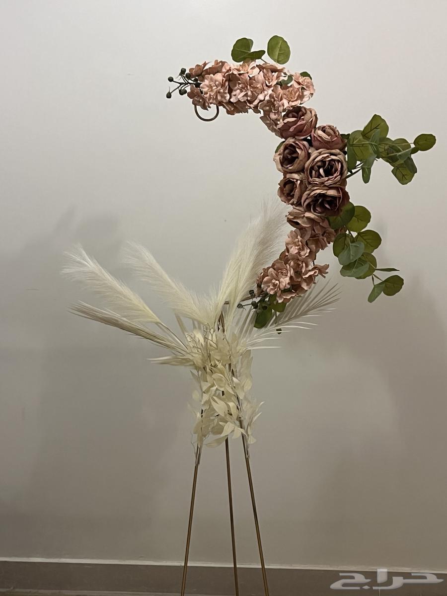 Flower-decorated stand63657243666946110