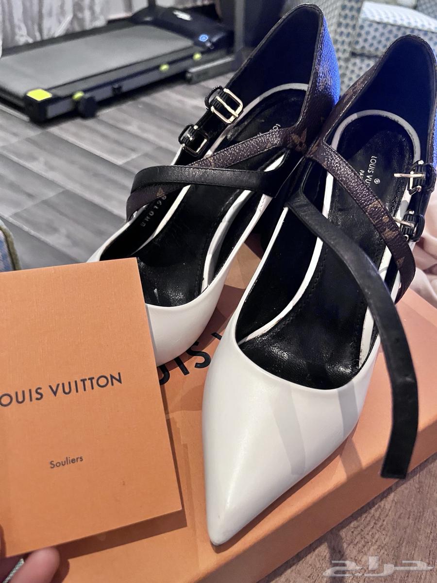 جزمه LV مقاس تسعه وثلاثين اصليه معها مع البطاقه فنتج63656372714754110
