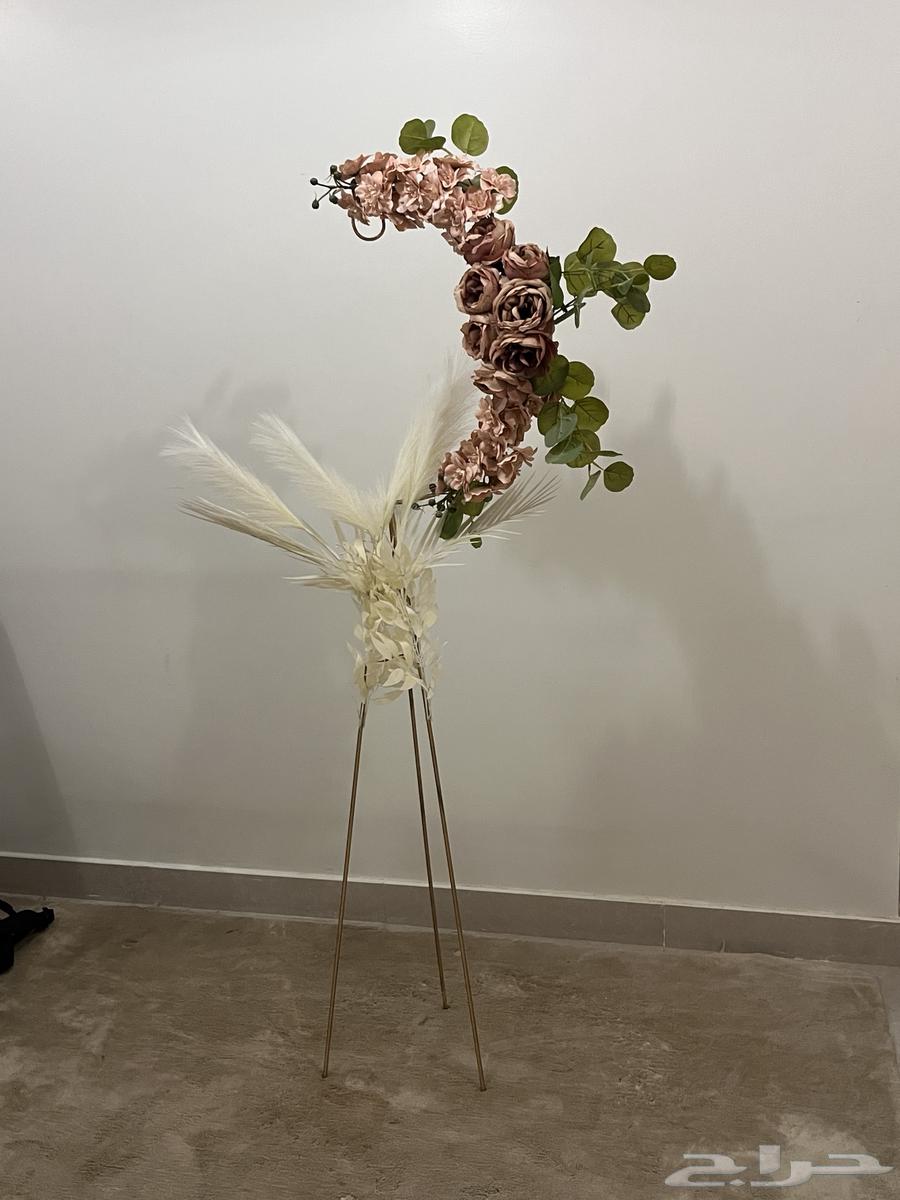 Flower-decorated stand63657243666946111