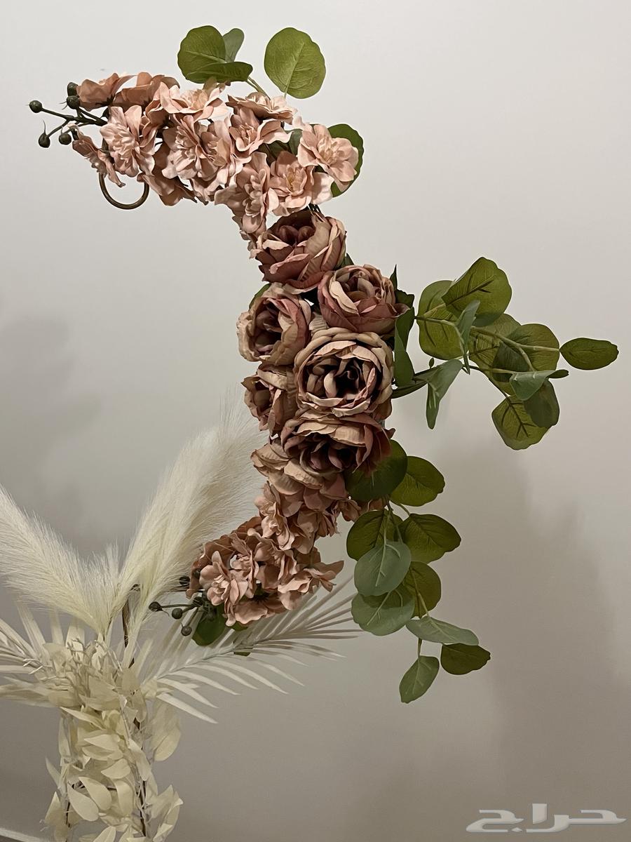 Flower-decorated stand63657243666946113