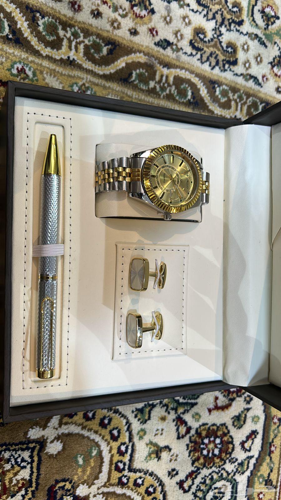 New and unused men's set with watch, cufflinks, and pen63656213343491110