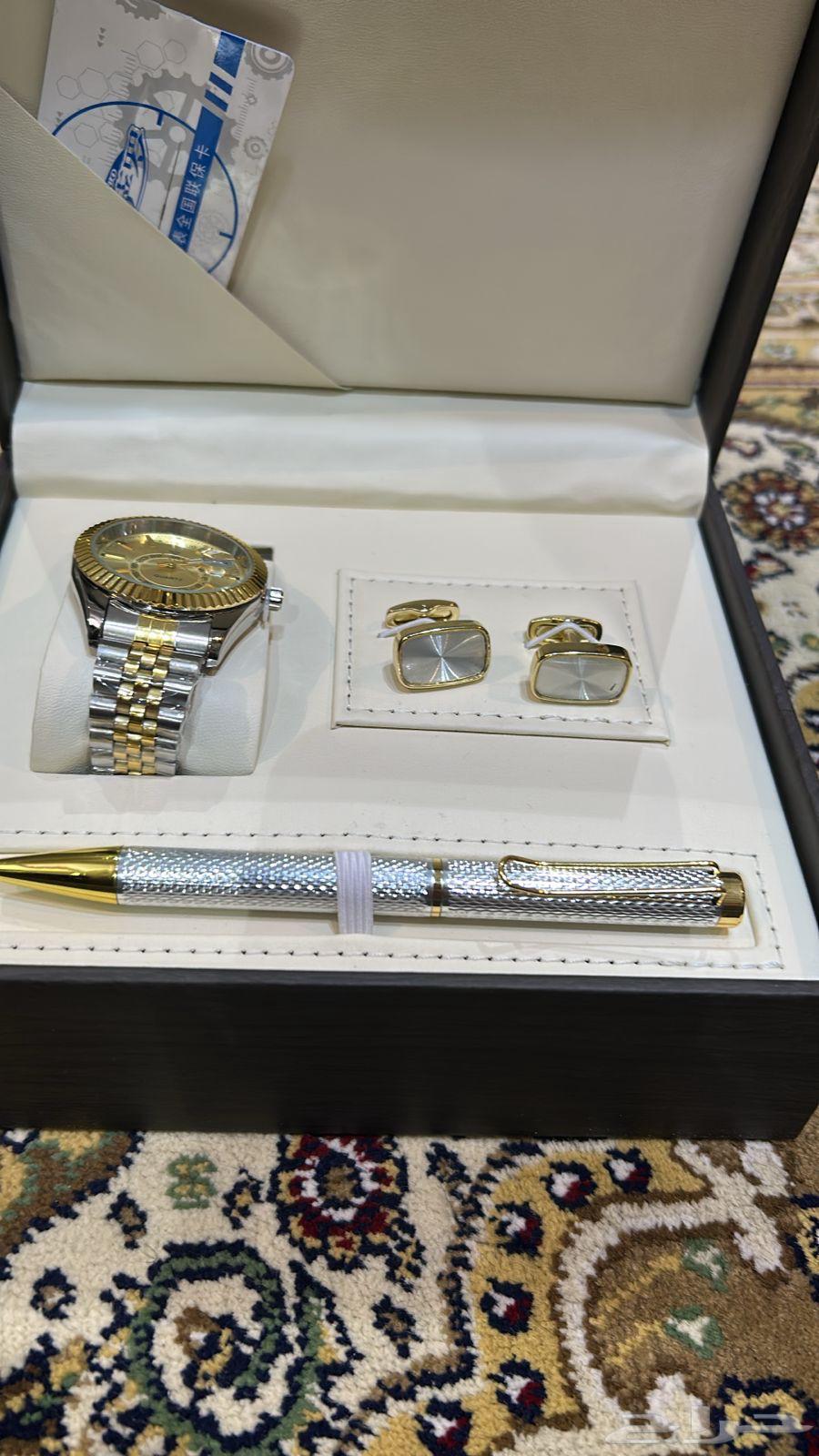 New and unused men's set with watch, cufflinks, and pen63656213343491111