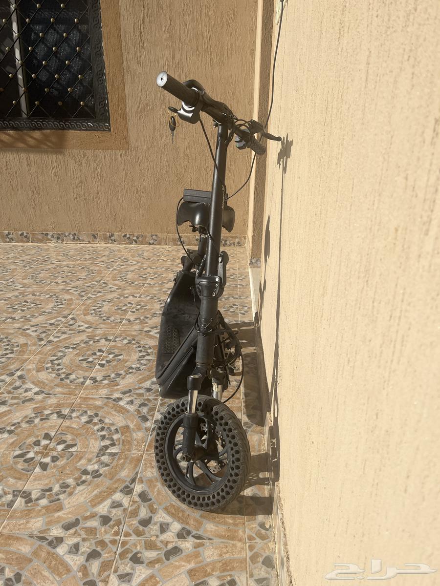 Scooter. For sale, clean scooter with added features, free air tires and two keys63667552853123111
