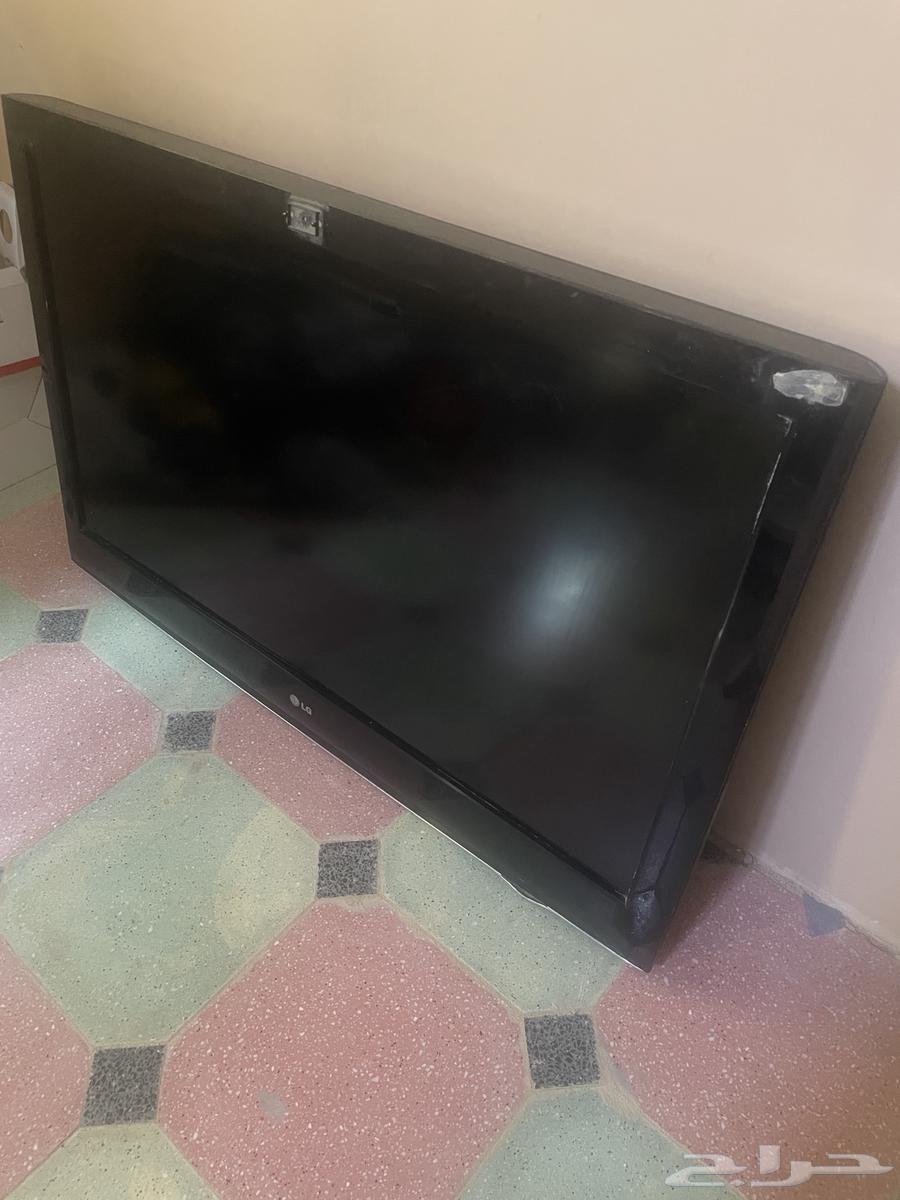 Two LG screens for sale with TV table63667683025155111