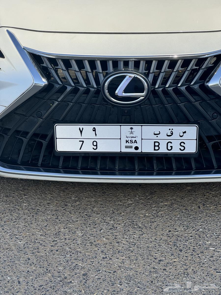 Two distinctive plates numbers63712915286019110