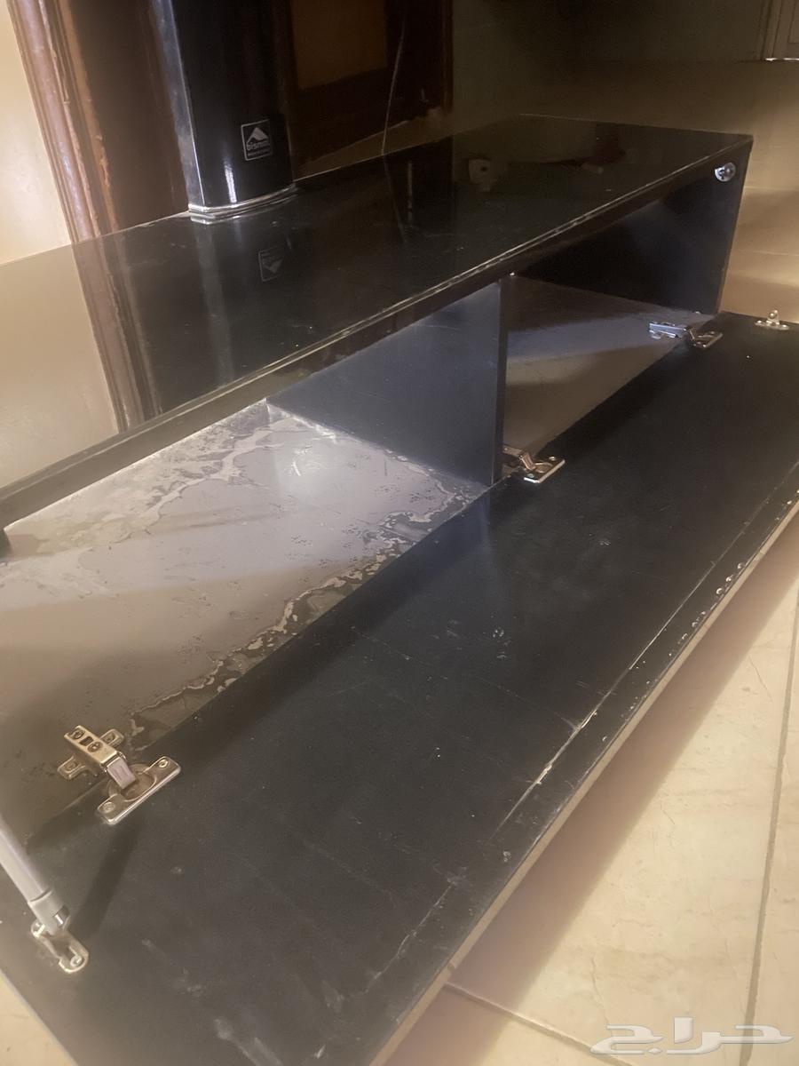 Two LG screens for sale with TV table63667683025155110