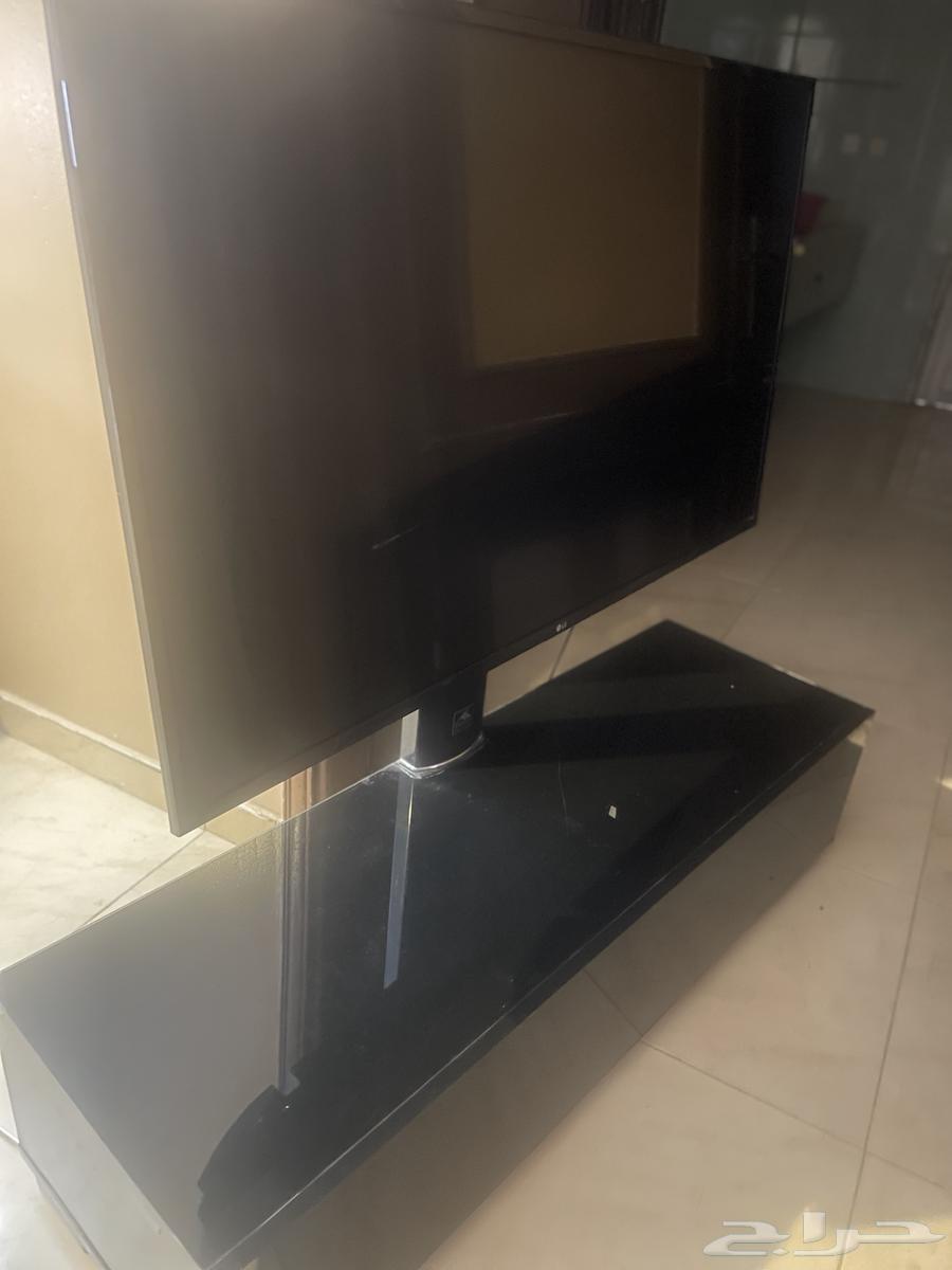Two LG screens for sale with TV table63667683025155113
