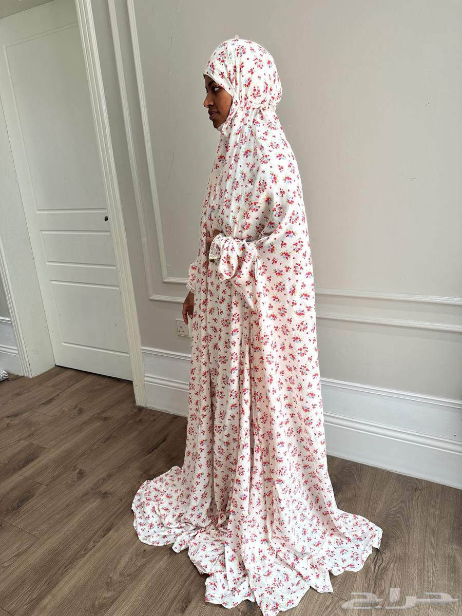 Mishamir and Isdala prayer dress with lace on sleeves and incense burners63667685762177110