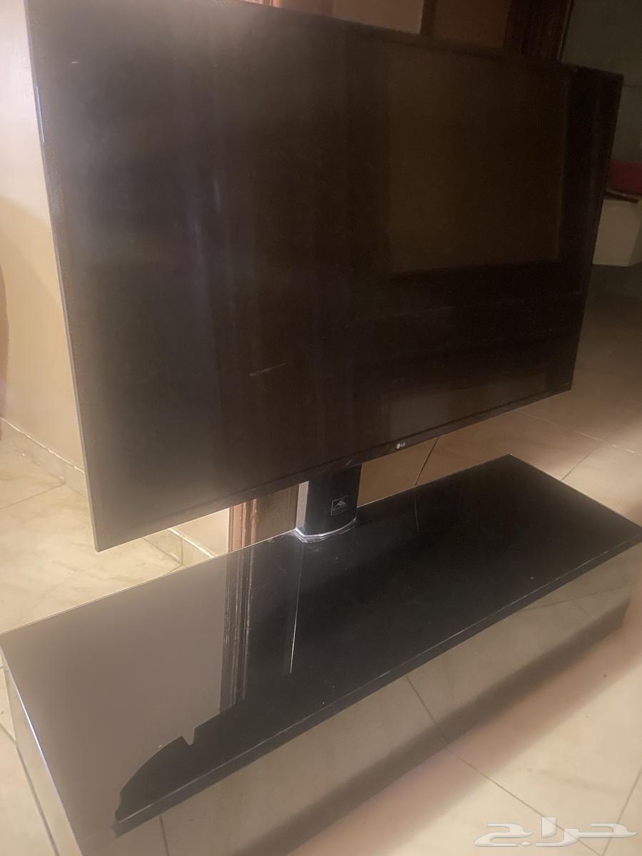 Two LG screens for sale with TV table63667683025155112
