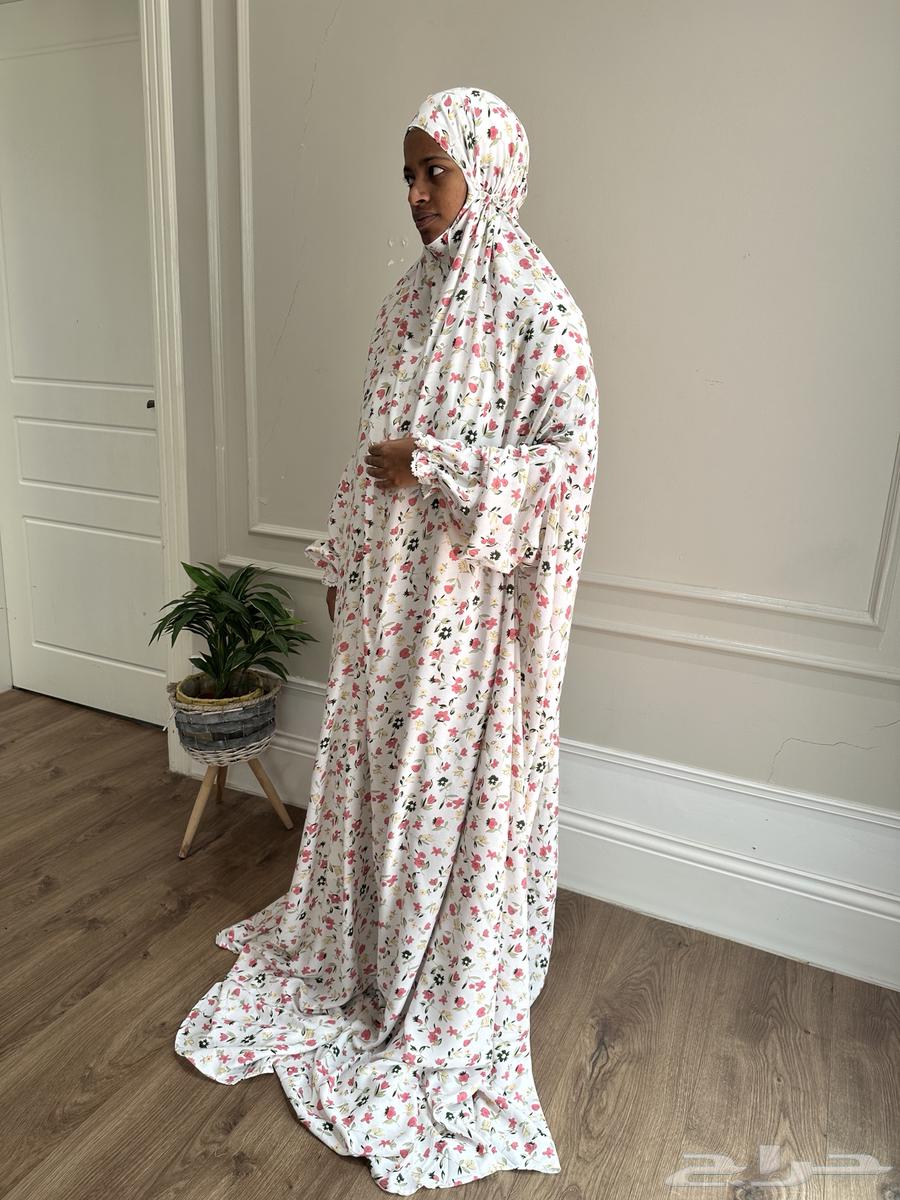 Mishamir and Isdala prayer dress with lace on sleeves and incense burners63667685762177111