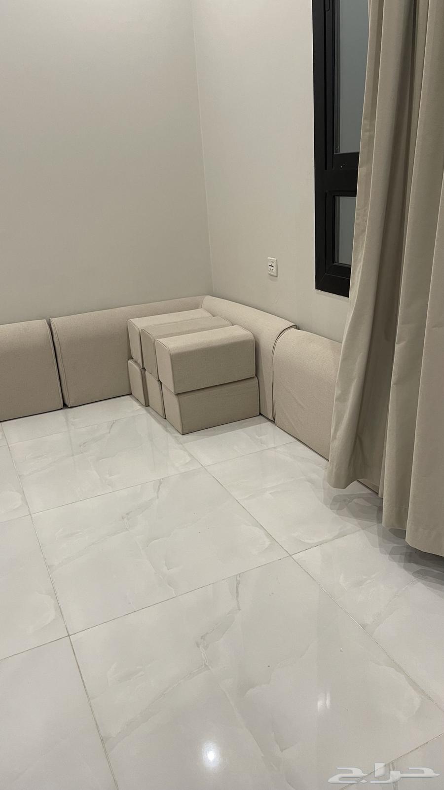 Cushions with 6 pillows63675158555649113