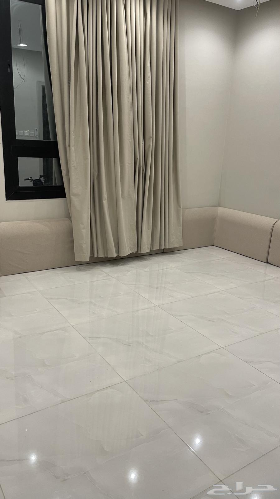 Cushions with 6 pillows63675158555649111