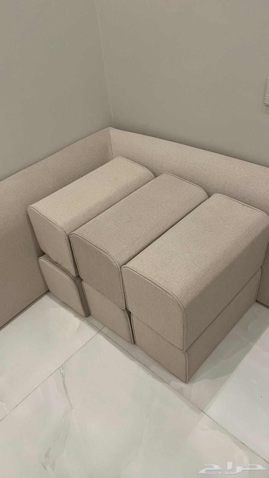 Cushions with 6 pillows63675158555649112