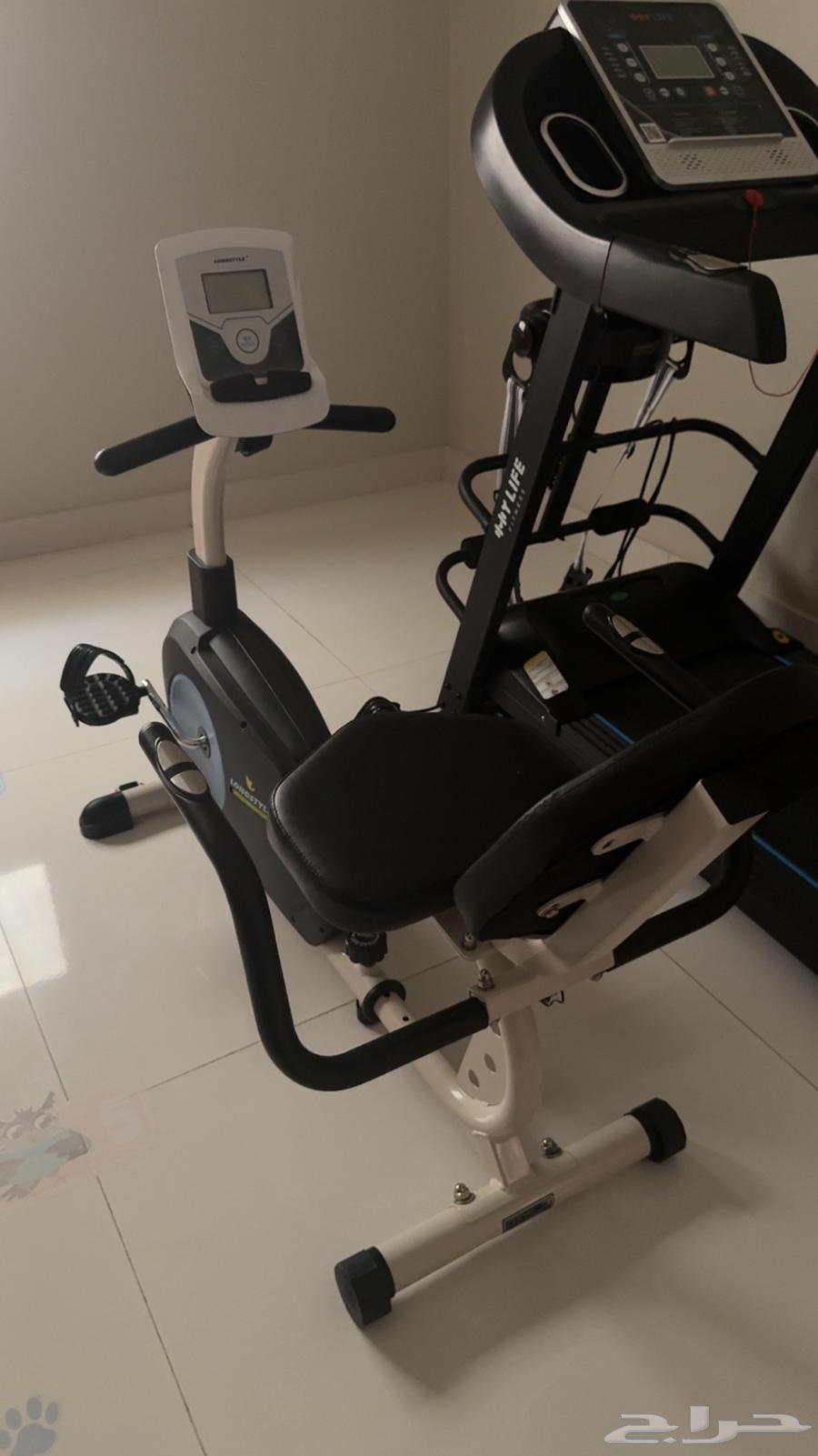 Exercise bike with backrest63669282057859110