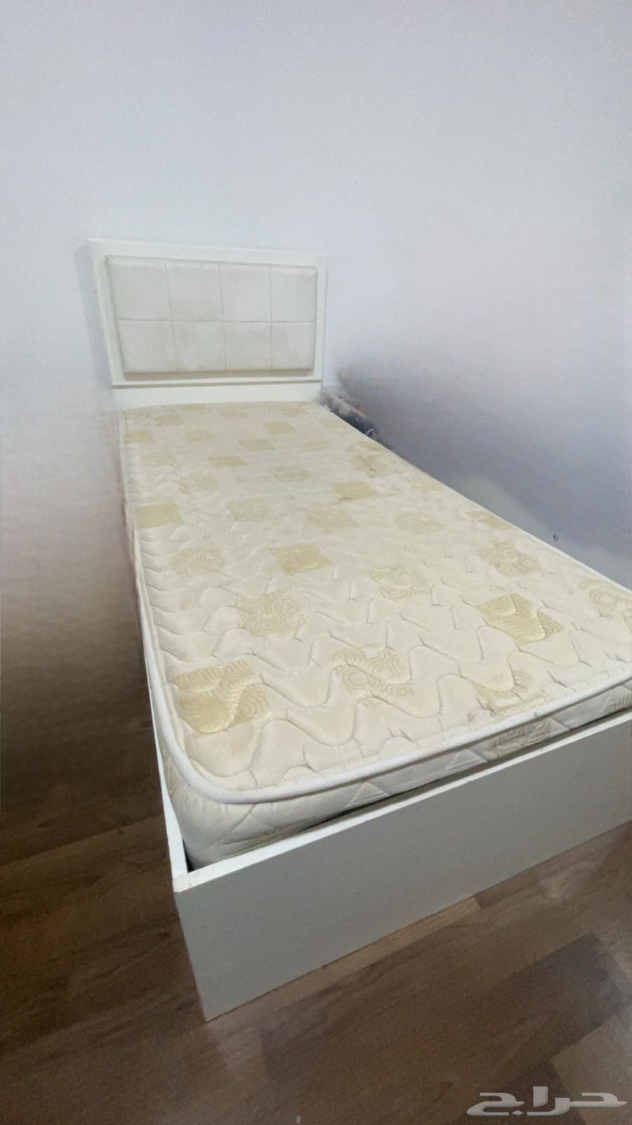 Bed with mattress63667807140482110