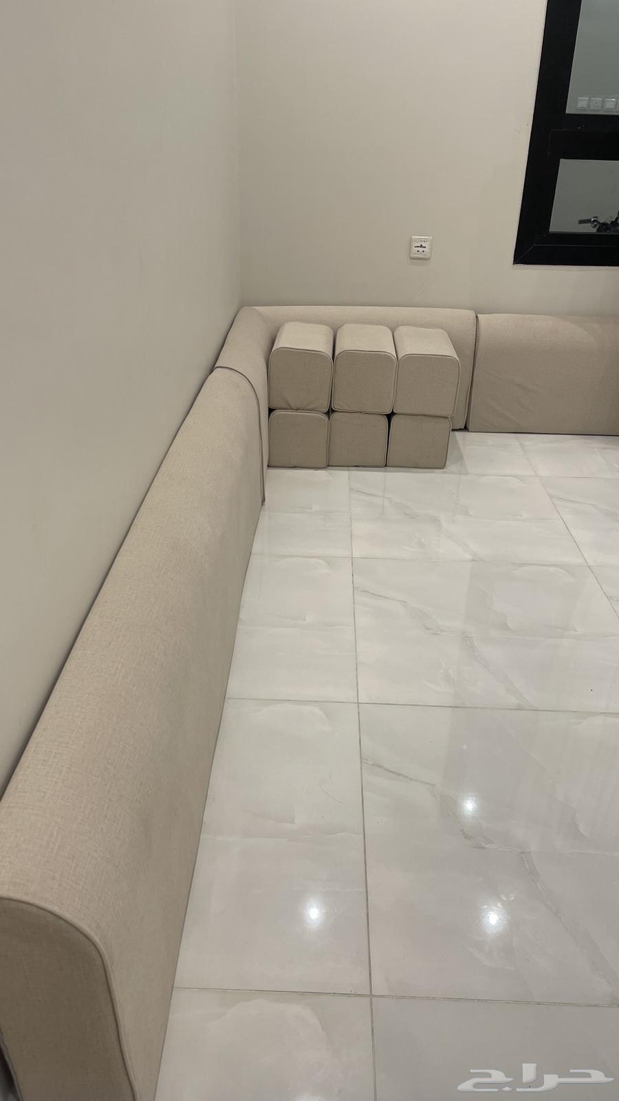 Cushions with 6 pillows63675158555649110