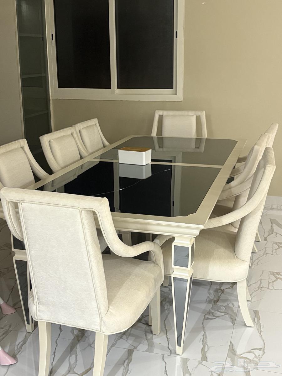 Clean 8-person dining table63674985332225113