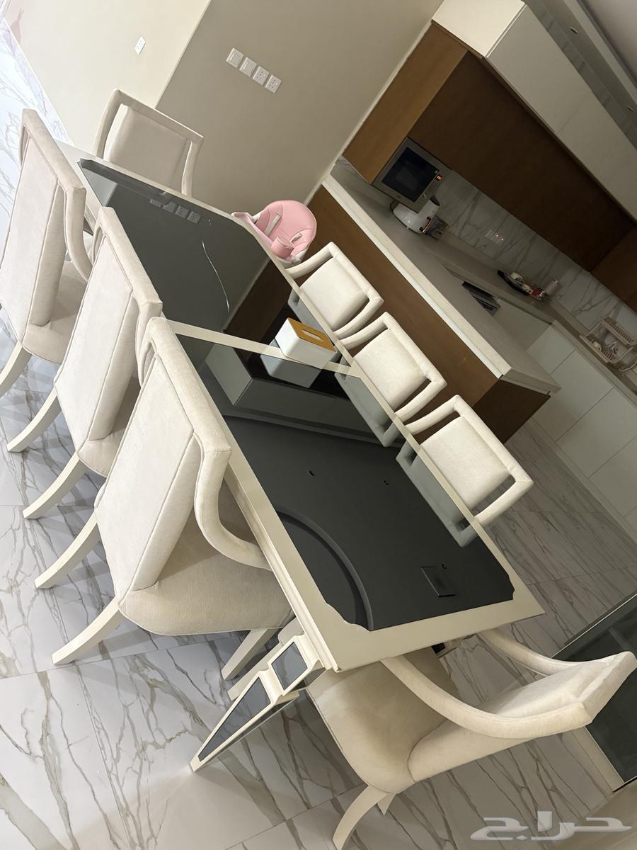 Clean 8-person dining table63674985332225112