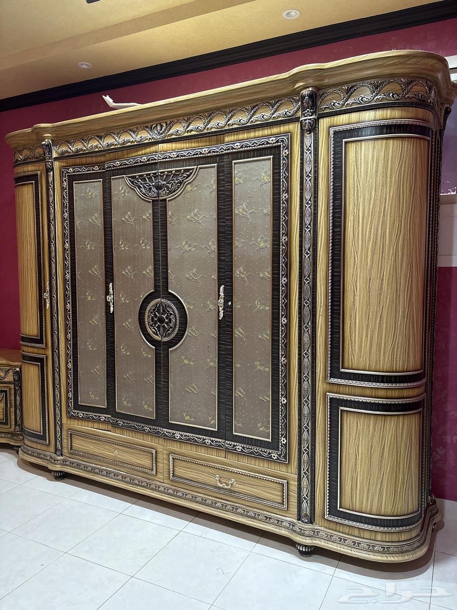 Wardrobe and table63673175696898111