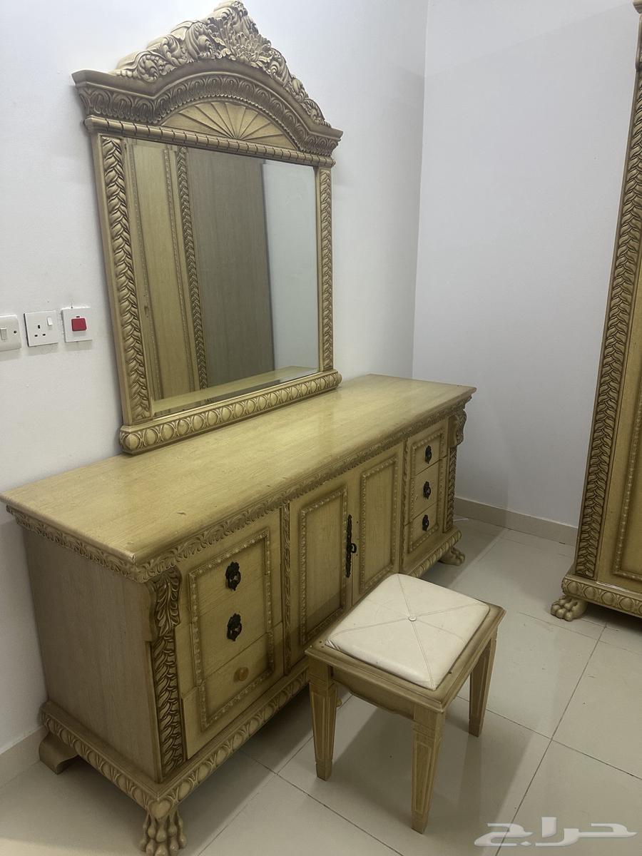 Medium-sized complete bedroom set consisting of 7 pieces for sale due to travel63668613667842113