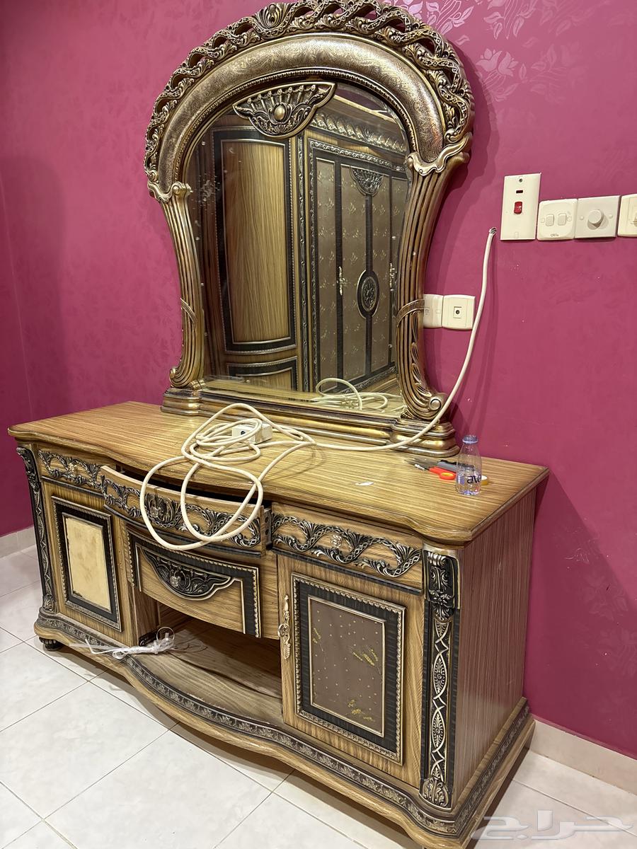 Wardrobe and table63673175696898110