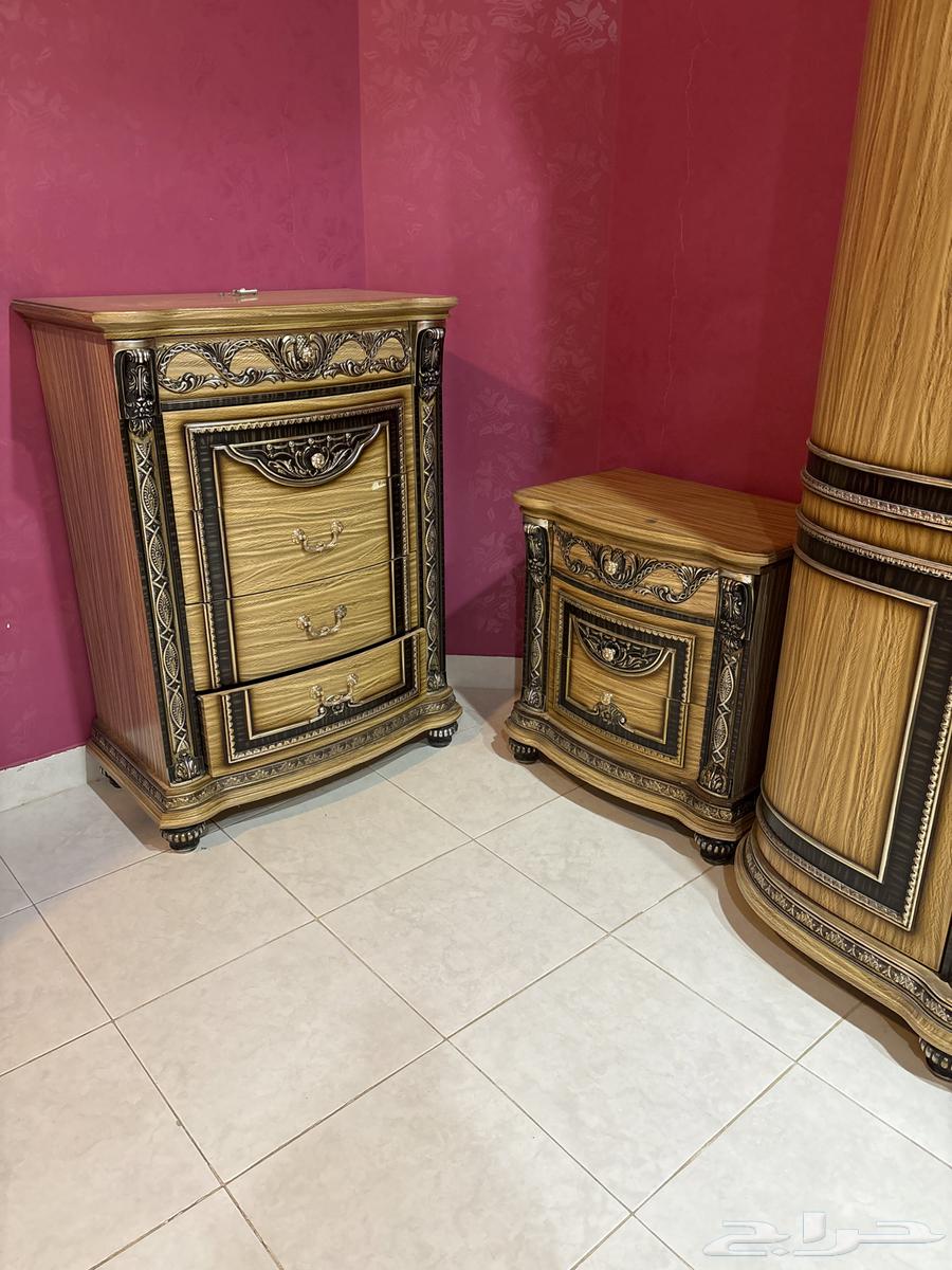 Wardrobe and table63673175696898112