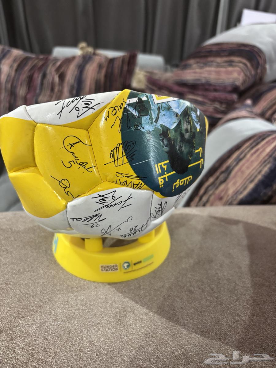Ball signed by players of the Saudi national team 202263674459211009110