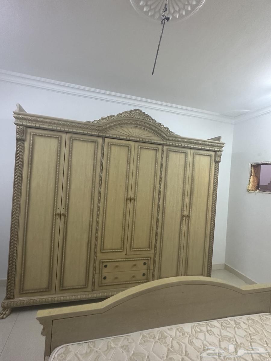 Medium-sized complete bedroom set consisting of 7 pieces for sale due to travel63668613667842110