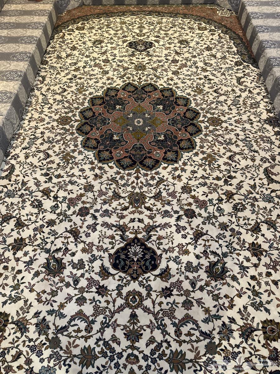 New Iranian carpet, nothing missing.63672649660289110
