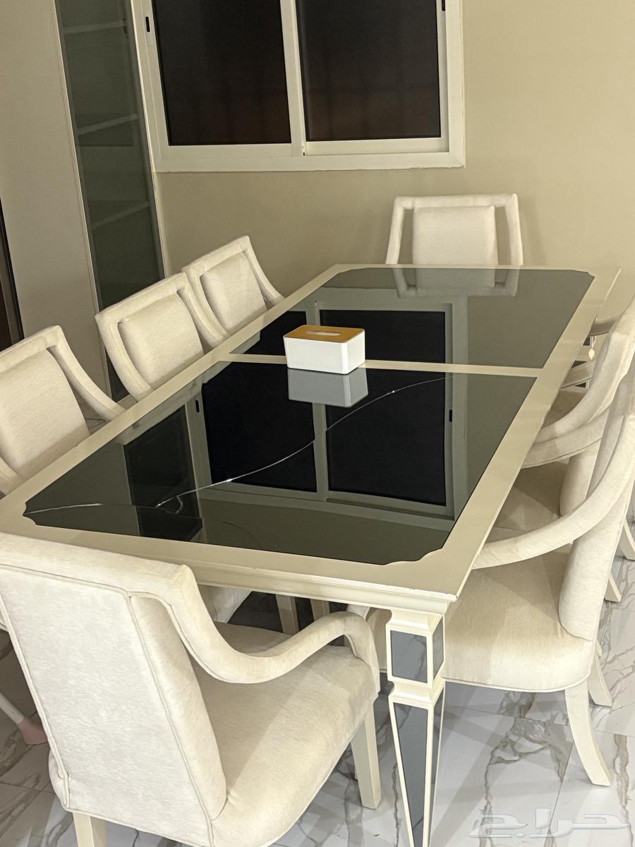 Clean 8-person dining table63674985332225110