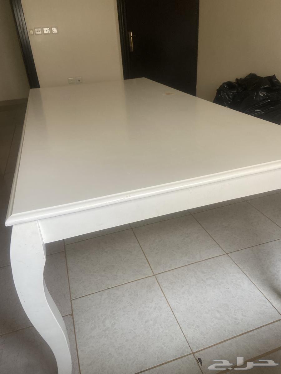 طاولة طعام بيضاء كبيرة63675077282561110