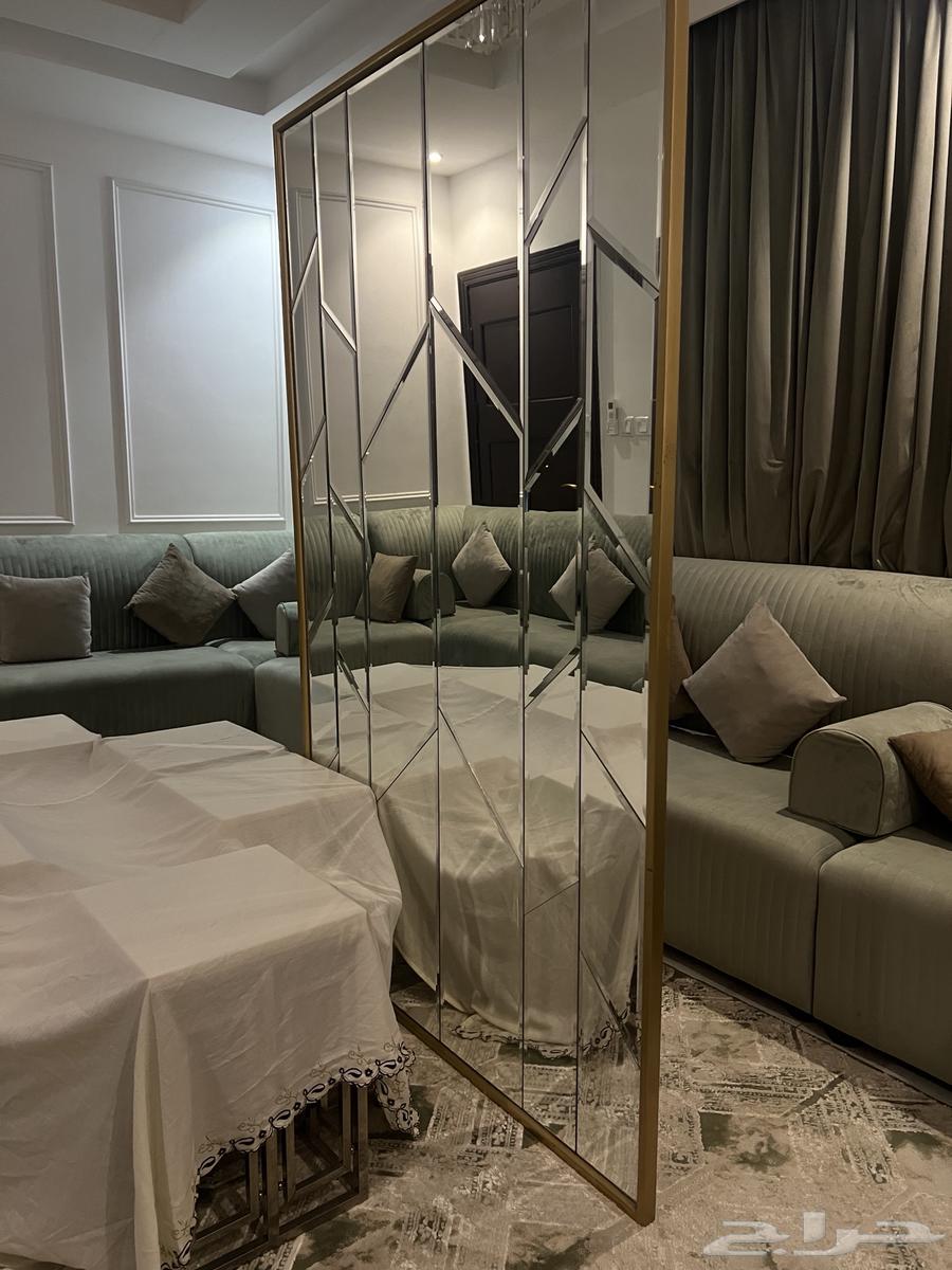 Mirror with its table63671493959043110