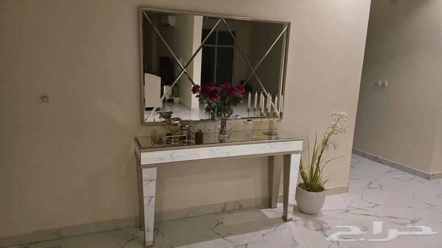 For sale entrance and service table, new condition, location Al-Kharj63675334548610110