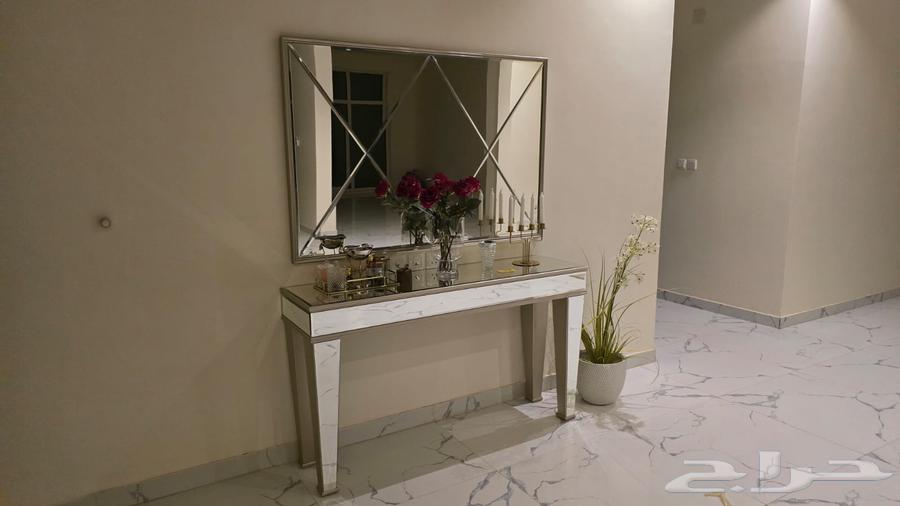 For sale entrance and service table, new condition, location Al-Kharj63675334548610111