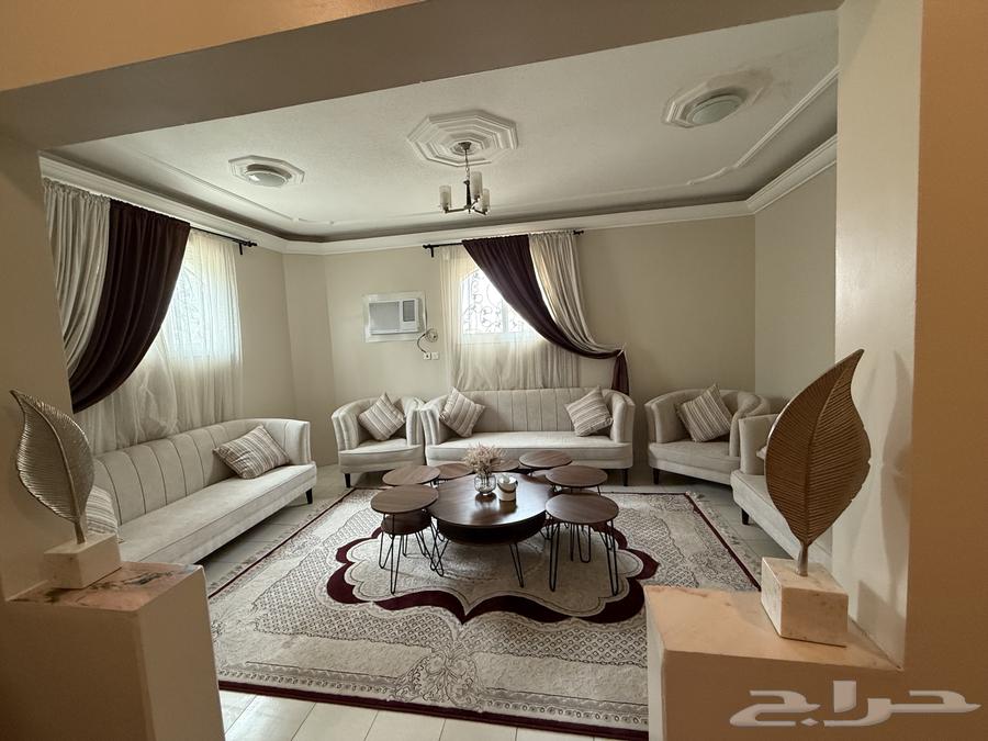 طاولة كبيرة وطاولات خدمة63674182668545110
