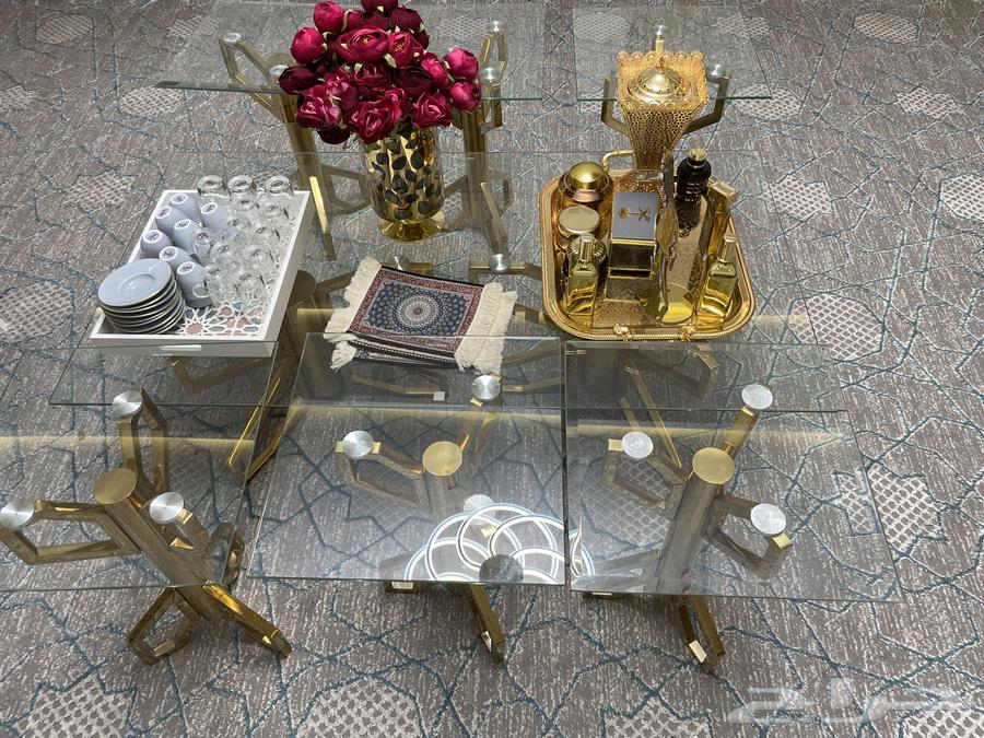 طاولة مجلس كبيره قزاز جديده مع عدد (6 ) طاولات خدمة63675158490243111