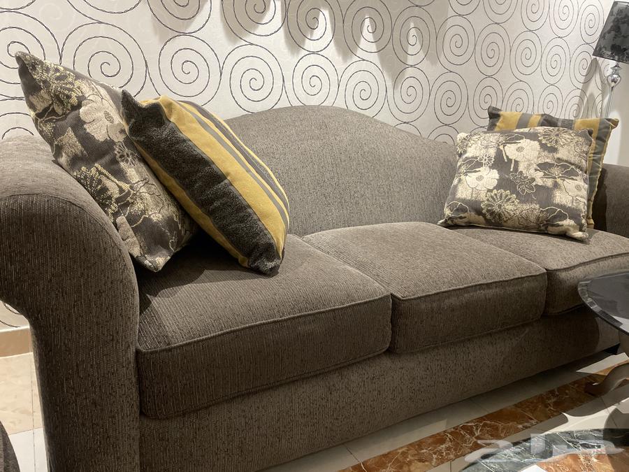 ثلاث كنبات مع طاولة قهوة دائرية63670533069826111