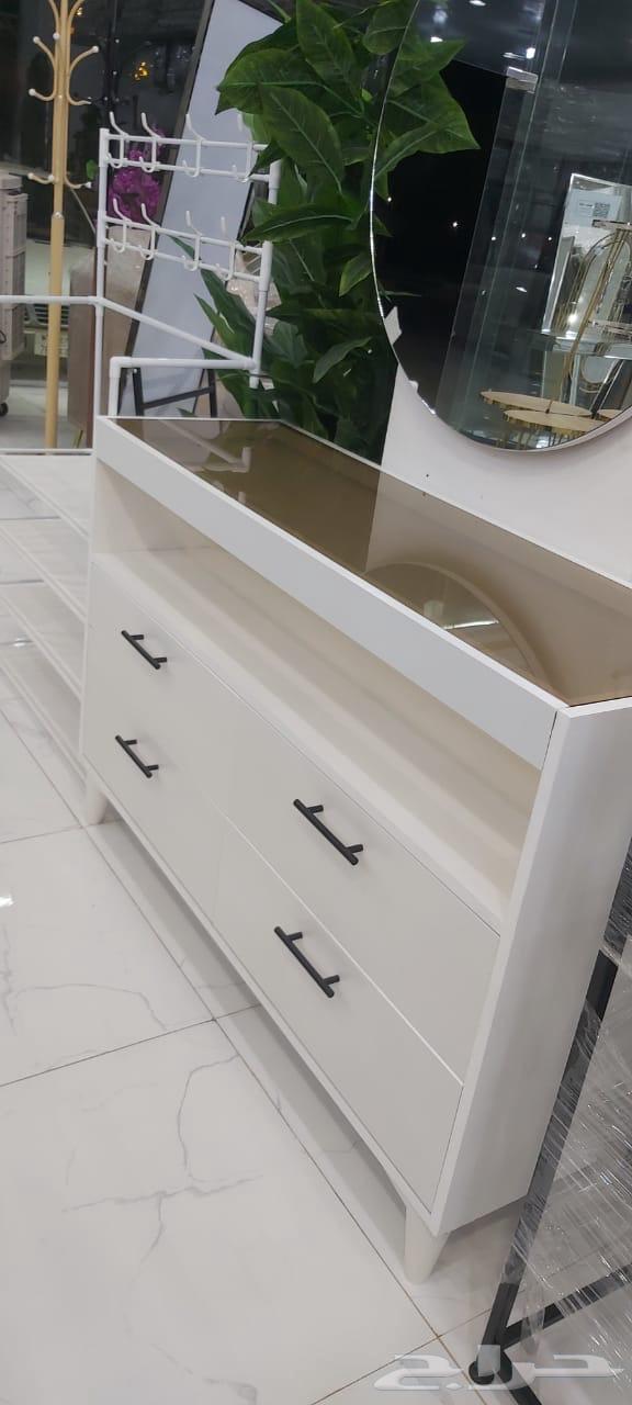 تسريحه بزجاج ومرايه بتصميم رائع وأنيق63675601842818112