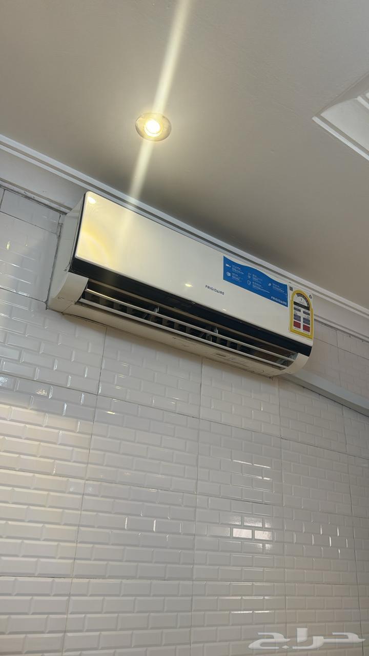 Two split air conditioners63670886504707111
