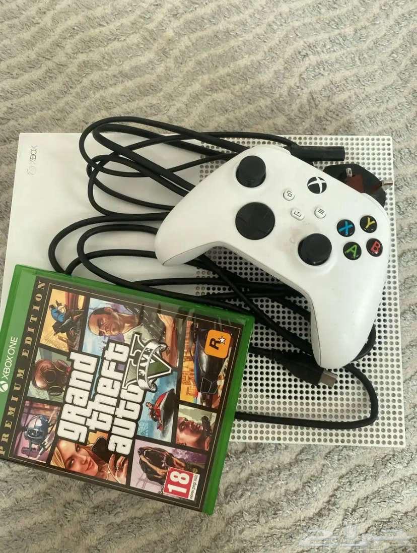 Xbox with controller and all cables, including Grand Theft Auto disc63667804908675110