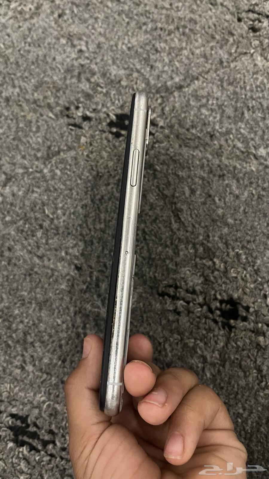 Phone x slightly damaged from the back and bottom. And the phone is almost clean63680280891139112