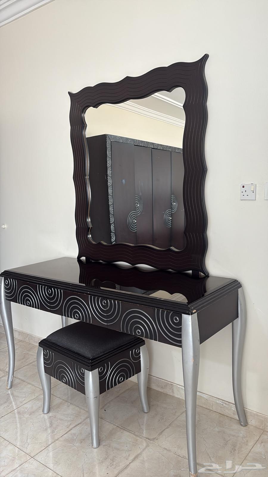 كنب وغرفة نوم وطاولة تلفزيون نظيف للبيع63680550895747113